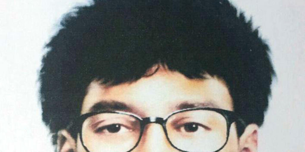 Das am Mittwoch veröffentlichte neue Fahndungsbild zeigt einen jungen Mann mit krausen Haaren und einer Brille. Das am Mittwoch veröffentlichte neue Fahndungsbild zeigt einen jungen Mann mit krausen Haaren und einer Brille.