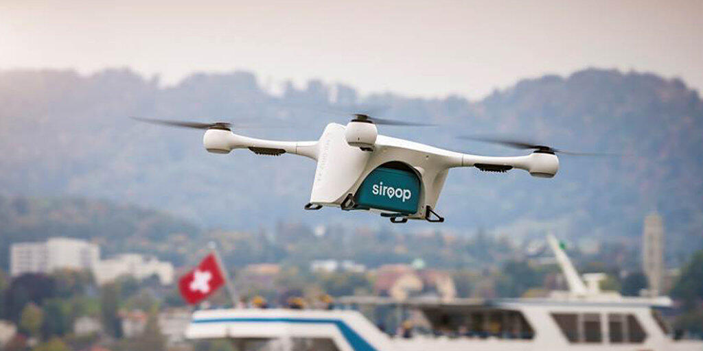 Eine Postdrohne transportiert Laborproben über den Zürichsee. Ausgewählte Drohnenbetreiber in der Schweiz können in einem Testversuch eine automatisierte und manuelle Fluggenehmigung für den Flug in zwei von Skyguide kontrollierten Lufträumen in Lugano und im Kanton Genf anfordern. Eine Postdrohne transportiert Laborproben über den Zürichsee. Ausgewählte Drohnenbetreiber in der Schweiz können in einem Testversuch eine automatisierte und manuelle Fluggenehmigung für den Flug in zwei von Skyguide kontrollierten Lufträumen in Lugano und im Kanton Genf anfordern.