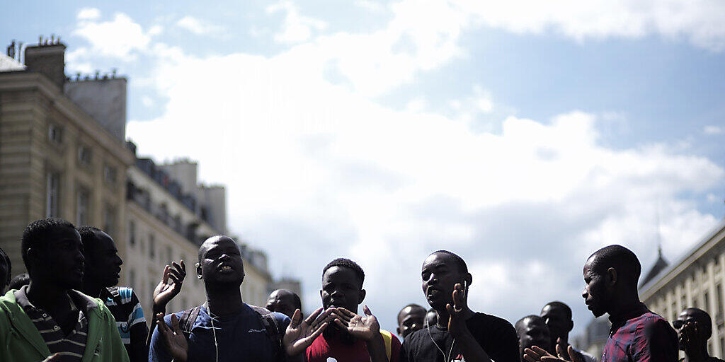 Bleiberecht und besser Unterkünfte: Flüchtlinge demonstrieren vor dem Pantheon, der französischen Ruhmeshalle, in Paris.