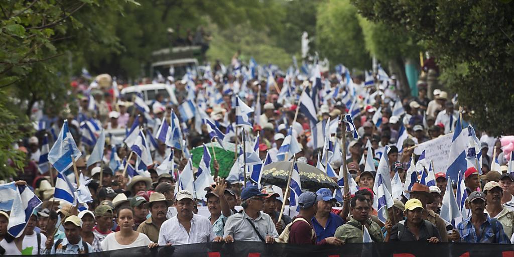 Tausende demonstrieren gegen den geplanten Nicaragua-Kanal. Auf dem Banner heisst es, Präsident Ortega sei ein Verräter, der das Land verkaufe.