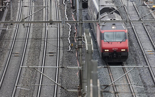 Im Nationalrat war umstritten, wie viel Geld der regionale Personenverkehr in den nächsten Jahren erhalten soll. Im Bild eine S-Bahn unterwegs zwischen Olten und Aarau.