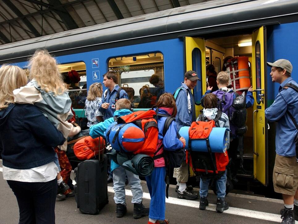 Im öffentlichen Verkehr kommt es nächstes Jahr zu keinen allgemeinen Preiserhöhungen: Dank Mehrwertsteuersenkung sowie der Einführung des Ausflugs-Abos können Freizeit- und Gelegenheitsfahrer sogar von vergünstigten Tickets profitieren. (Archivbild)