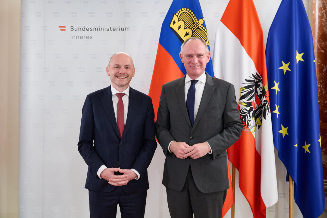 Regierungsrat Hubert B&uuml;chel (l.) wurde von Bundesminister Gerhard Karner in Wien empfangen.