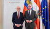Regierungsrat Hubert B&uuml;chel (l.) wurde von Bundesminister Gerhard Karner in Wien empfangen.