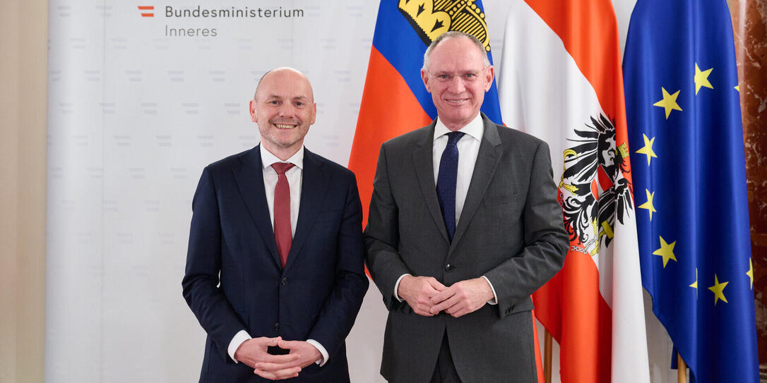 Regierungsrat Hubert B&uuml;chel (l.) wurde von Bundesminister Gerhard Karner in Wien empfangen.