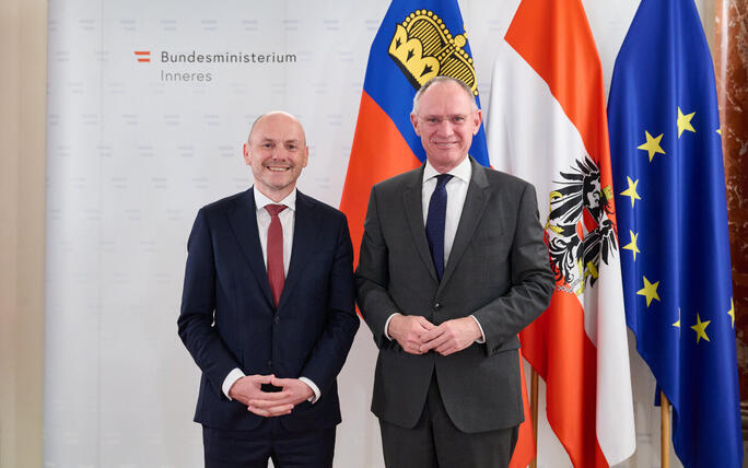 Regierungsrat Hubert B&uuml;chel (l.) wurde von Bundesminister Gerhard Karner in Wien empfangen.