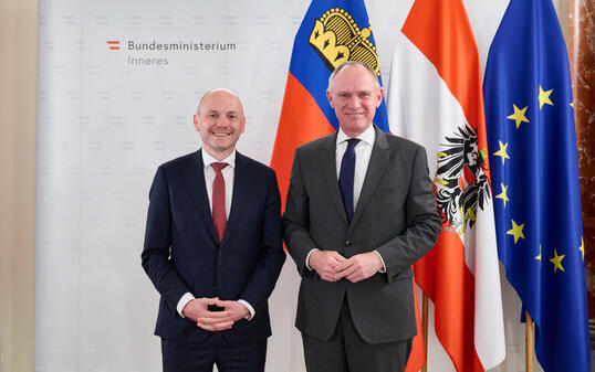 Regierungsrat Hubert B&uuml;chel (l.) wurde von Bundesminister Gerhard Karner in Wien empfangen.