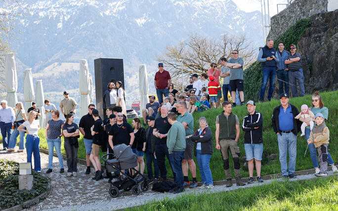 Schluss&uuml;bung beim Kurs f&uuml;r neue Feuerwehrleute beim "Restaurant L&ouml;wen&raquo; in Gamprin-Bendern.