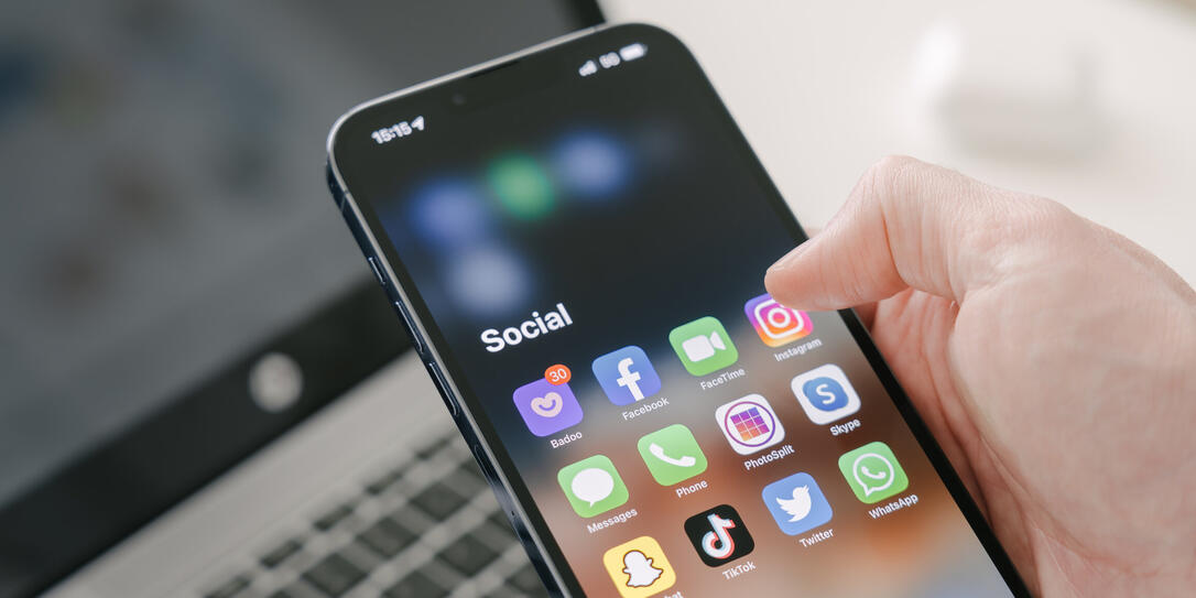A man's hand holds a Iphone 13 Pro max
