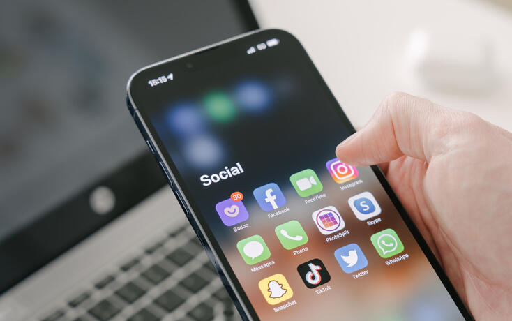 A man's hand holds a Iphone 13 Pro max