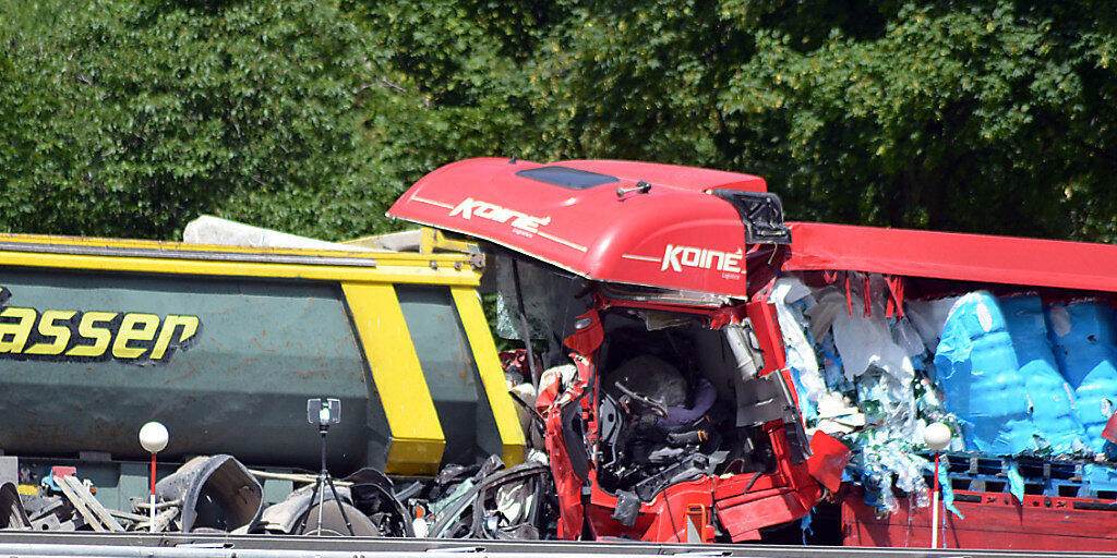 Die Tessiner Staatsanwaltschaft hat den schweren Verkehrsunfall aus dem Sommer 2016 aufgearbeitet: Ein LKW-Chauffeur muss sich unter anderem wegen mehrfacher fahrlässiger Tötung verantworten.