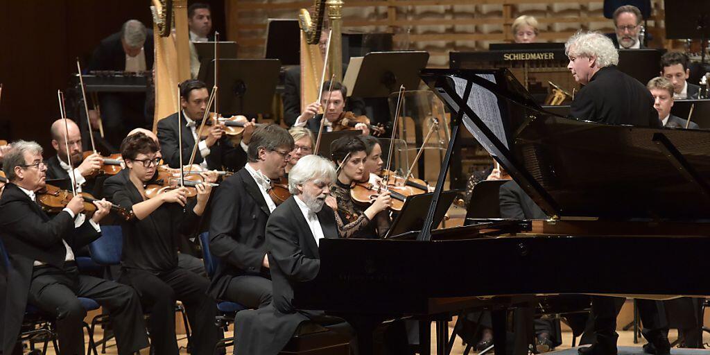 Krystian Zimerman war Bernsteins Lieblingspianist während dessen letzten Lebensjahren. Er führte am Lucerne Festival zusammen mit dem London Symphony Orchestra unter der Leitung von Sir Simon Rattle die 2. Sinfonie des US-Komponisten auf.