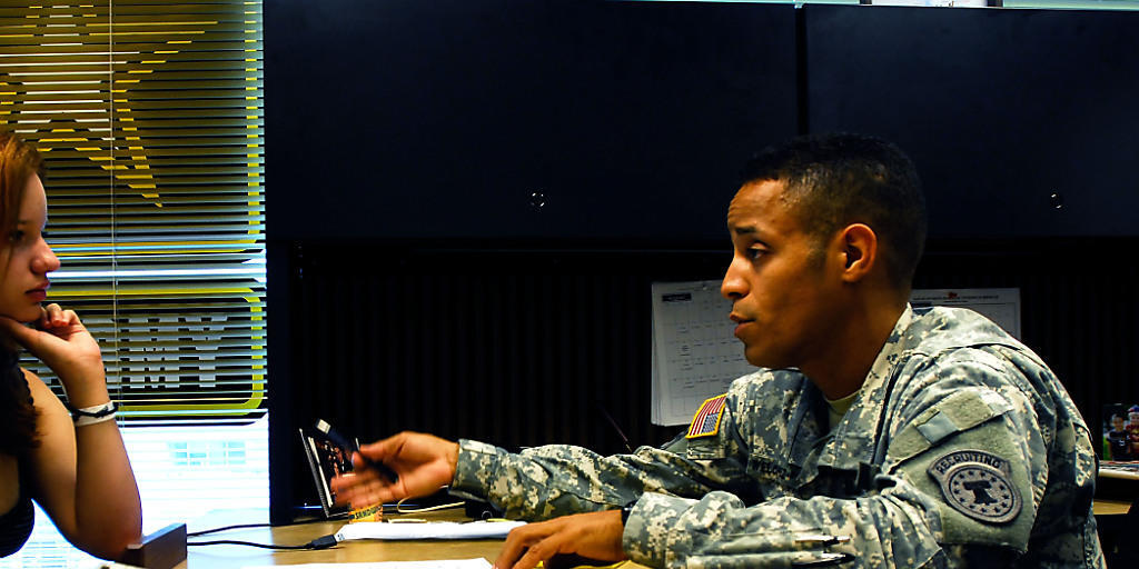 Ein Rekrutierer der US-Armee informiert eine Studentin &uuml;ber den Milit&auml;rdienst. Strenge Restriktionen bei der Auswahl sollen gelockert werden. (Archivbild)