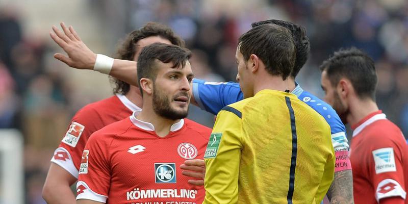 Mainz' Giulio Donati diskutiert mit dem Referee nach seinem Platzverweis Mainz' Giulio Donati diskutiert mit dem Referee nach seinem Platzverweis