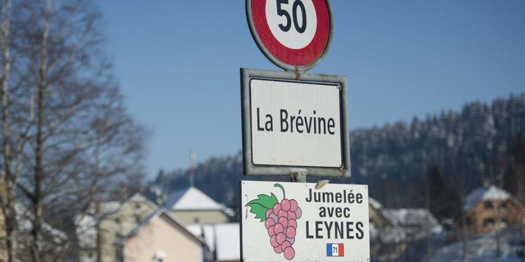 Das für seine Kälte bekannte Neuenburger Bauerndorf La Brévine gehört zu den 18 Schweizer Gemeinden, die das 20-Prozent-Kontingent für Zweitwohnungen ausgeschöpft haben. (Archivbild)