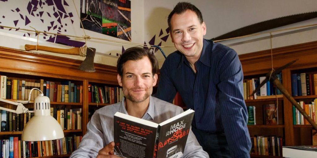 Sebastian Fitzek (r) ist mit rund 9 Millionen verkauften Büchern der wohl erfolgreichste zeitgenössische deutsche Krimiautor. In der Verfilmung seines Buchs "Das Joshua-Profil" hat er nun erstmals einen kleinen Cameo-Auftritt neben dem Hauptdarsteller Torben Liebrecht (l). Sebastian Fitzek (r) ist mit rund 9 Millionen verkauften Büchern der wohl erfolgreichste zeitgenössische deutsche Krimiautor. In der Verfilmung seines Buchs "Das Joshua-Profil" hat er nun erstmals einen kleinen Cameo-Auftritt neben dem Hauptdarsteller Torben Liebrecht (l).