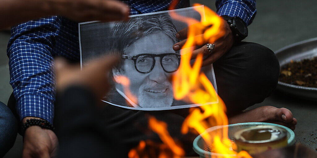 Mit Covid-19 ins Spital eingeliefert: Indische Fans verbrennen in Mumbai ein Bild des Filmstars Amitabh Bachchan während eines Gebets für dessen baldige Genesung.
