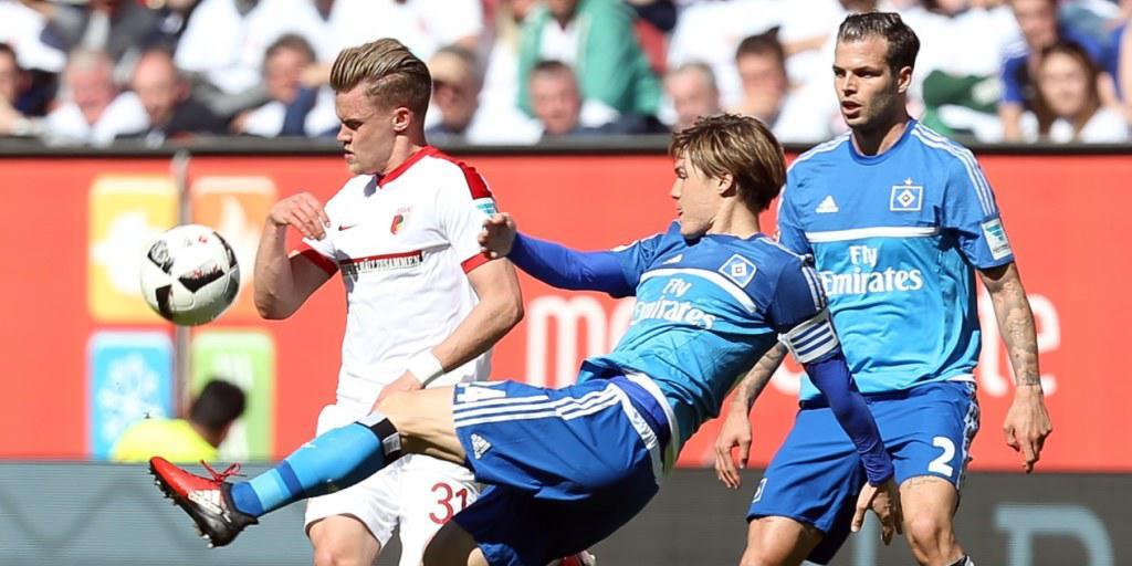Der HSV in Rücklage: Gotoku Sakai (in blau) im Zweikampf mit Augsburgs Philipp Max Der HSV in Rücklage: Gotoku Sakai (in blau) im Zweikampf mit Augsburgs Philipp Max