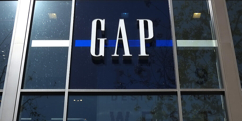 Die mit schrumpfenden Erlösen kämpfende US-Modekette Gap muss sich einen neuen Konzernchef suchen. (Archivbild) Die mit schrumpfenden Erlösen kämpfende US-Modekette Gap muss sich einen neuen Konzernchef suchen. (Archivbild)