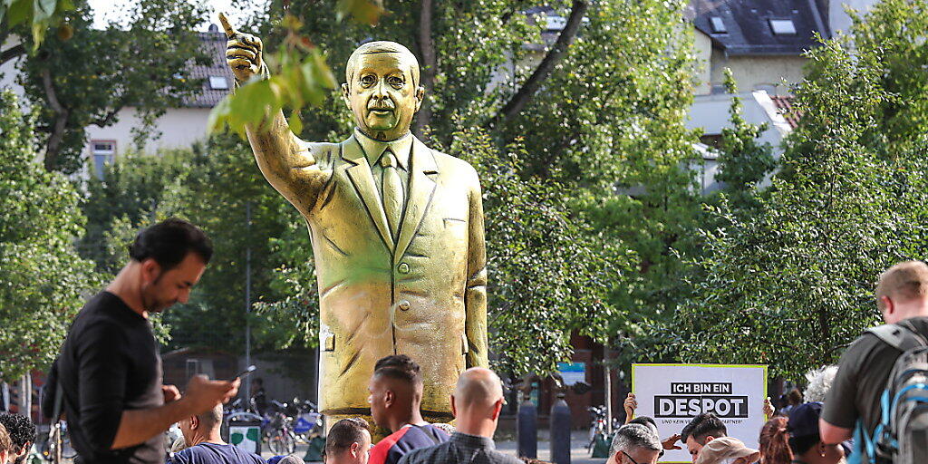 Eine vier Meter hohe, goldfarbene Statue des türkischen Präsidenten Erdogan hat in Wiesbaden heftige Diskussionen ausgelöst. Die Statue war Teil der Kunstausstellung Wiesbaden Biennale. Sie wurde "aus Sicherheitsgründen" entfernt.  (Foto: Armando Babani/EPA)