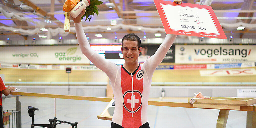 Claudio Imhof jubelt über seinen Schweizer Stundenrekord von 52,116 Kilometern, aufgestellt auf dem Oval in Grenchen