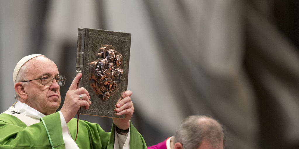 Der Papst (links) feiert zum Ende der Bischofssynode eine Messe im Petersdom.