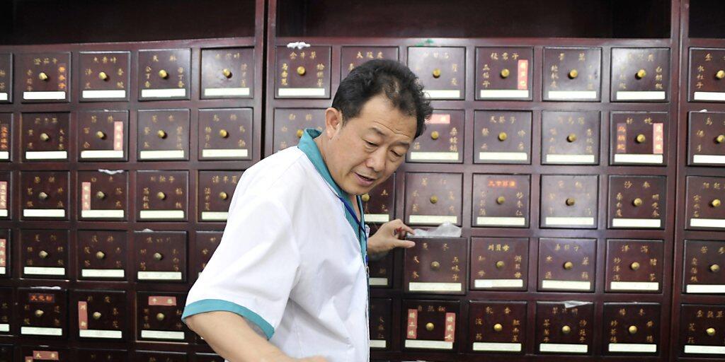 Ein chinesischer Pharmazeut bereitet Traditionelle Chinesische Medizin vor. Die Arzneimittel aus anderen Kulturkreisen können hochaktive Substanzen mit gefährlichen Nebenwirkungen enthalten, wie Forschende der Universität Basel herausgefunden haben. (Archivbild)
