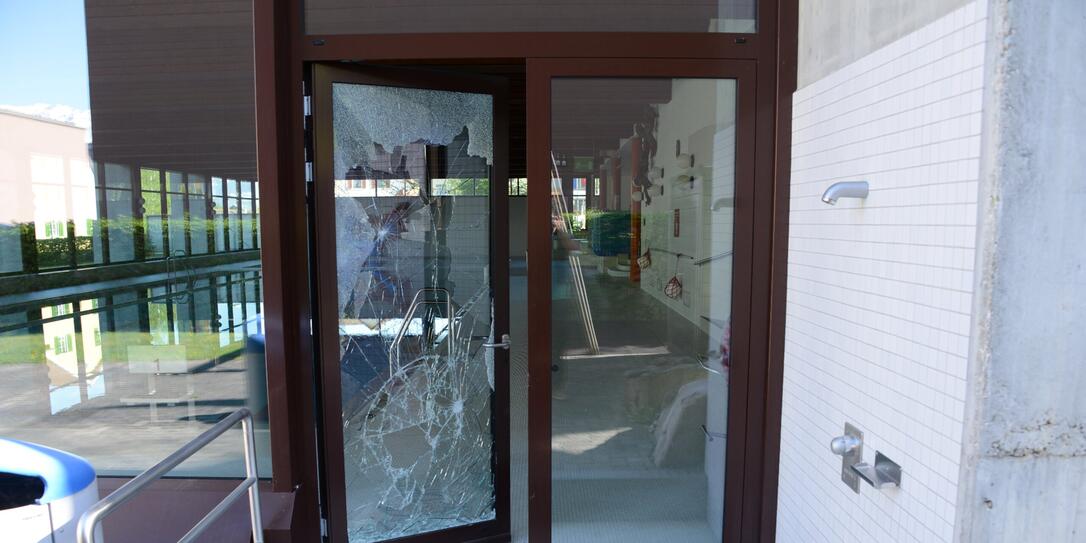 Die Tür, die vom Garten aus ins Triesner Hallenbad führt, wurde eingeschlagen.