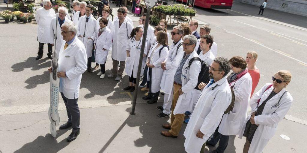 Knapp 40'000 Ärzte und Ärztinnen arbeiten in der Schweiz, etwa 4 auf 1000 Einwohner. Das scheint viel. Dennoch könnte künftig Ärztemangel herrschen, unter anderem, weil ausländische Fachkräfte schwieriger zu bekommen sind. (Archivbild).