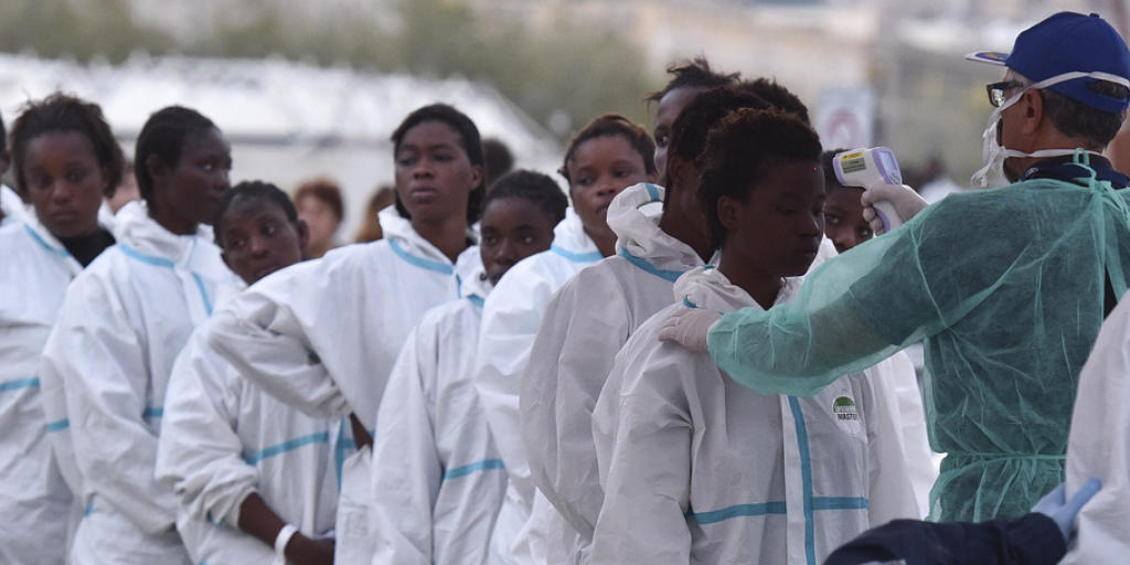 Medizinischer Check in Messina: Die Flucht schwächt das Immunsystem der Flüchtlinge. Deshalb stecken sie sich oft unterwegs mit Krankheiten an.