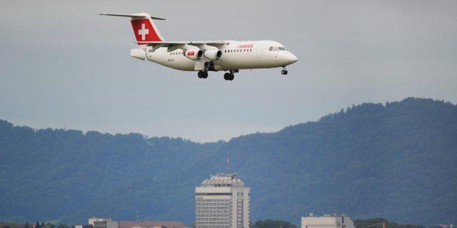 Ein Jumbolino der Swiss beim Landeanflug auf Kloten (Symbolbild)