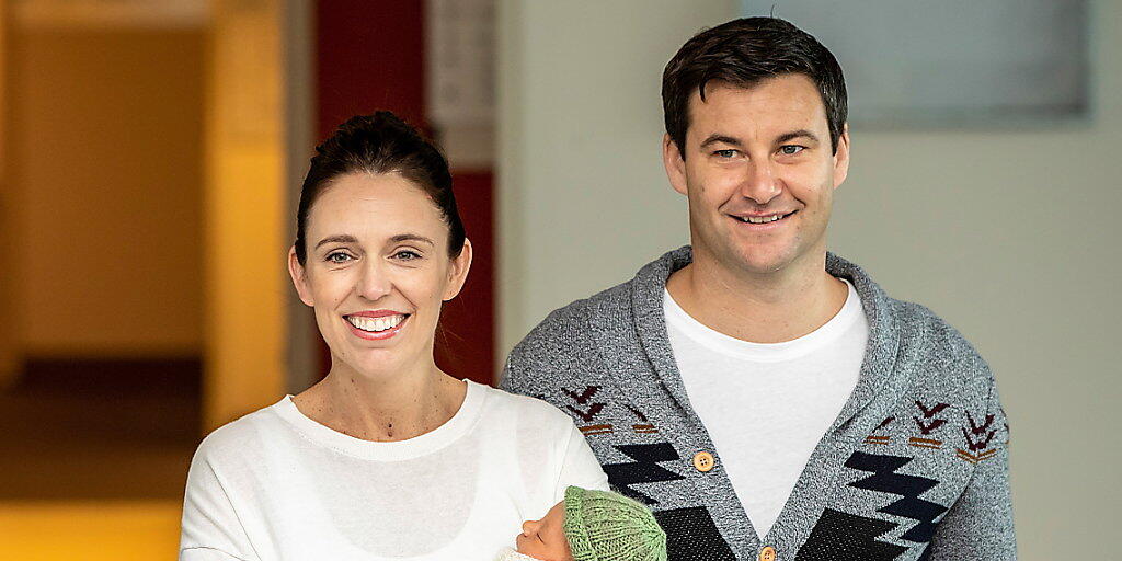 Die neuseeländische Premierministerin Jacinda Ardern zeigt sich am Sonntag mit ihrem neugeborenen Baby sowie ihrem Partner in der Öffentlichkeit.