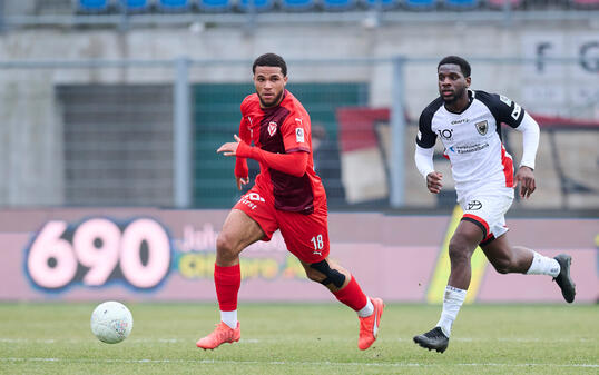 Adriano Onyegbule (l.) kehrt frühzeitig nach einer schweren Verletzung zum FC Basel zurück.