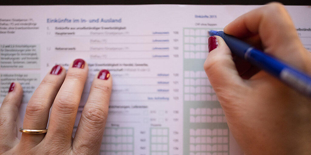 Für Steuern, Krankenkassenprämien und andere obligatorische Abgaben muss jeder Schweizer Haushalt pro Monat im Schnitt fast 3000 Franken aufwenden. (Themenbild)