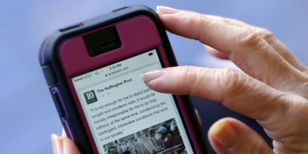 Zeitungsverlage setzen bei der Informationsvermittlung zunehmend auf mobile Geräte. Sie erreichen damit zusätzliche Leserinnen und Leser. Zeitungsverlage setzen bei der Informationsvermittlung zunehmend auf mobile Geräte. Sie erreichen damit zusätzliche Leserinnen und Leser.