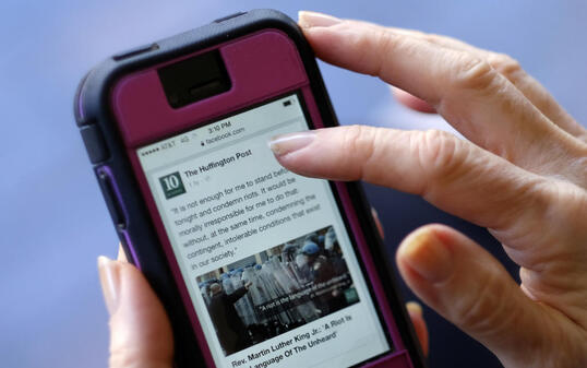 Zeitungsverlage setzen bei der Informationsvermittlung zunehmend auf mobile Geräte. Sie erreichen damit zusätzliche Leserinnen und Leser.