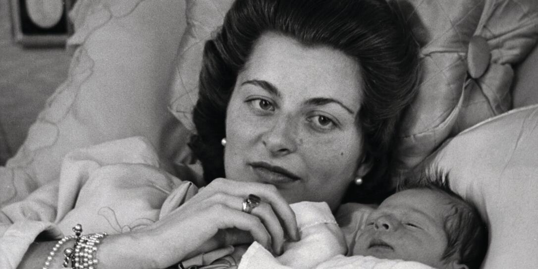 ERBPRINZ, PRINZ, FUERSTIN, WOCHENBETT, BLUMENSTRAUSS, BABY, SAEUGLING, MUTTER UND KIND, ERBPRINZ, PRINZ, FUERSTIN, WOCHENBETT, BLUMENSTRAUSS, BABY, SAEUGLING, MUTTER UND KIND,