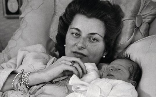 ERBPRINZ, PRINZ, FUERSTIN, WOCHENBETT, BLUMENSTRAUSS, BABY, SAEUGLING, MUTTER UND KIND,
