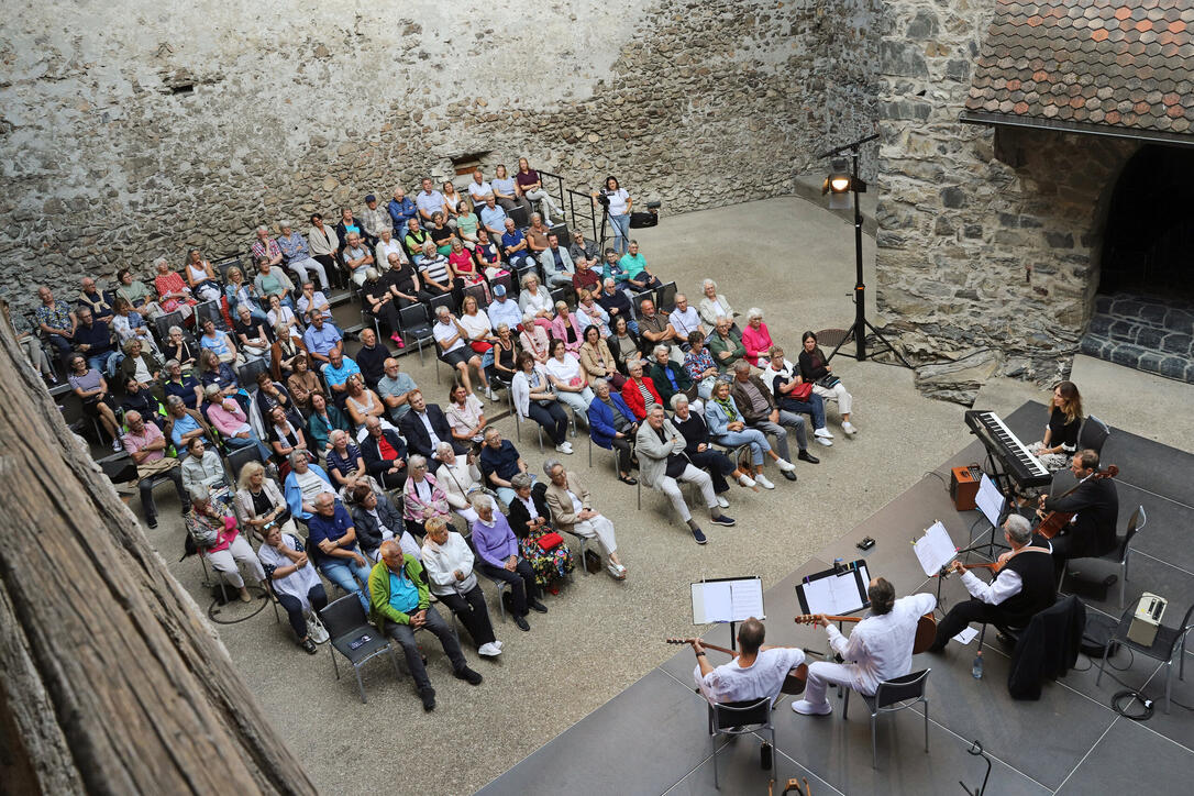 Kultursommer Burg Gutenberg : 100 Jahre Mikis Theodorakis mit &laquo;Tragoudi&raquo; in Balzers