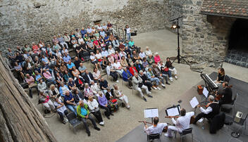 Kultursommer Burg Gutenberg : 100 Jahre Mikis Theodorakis mit &laquo;Tragoudi&raquo; in Balzers