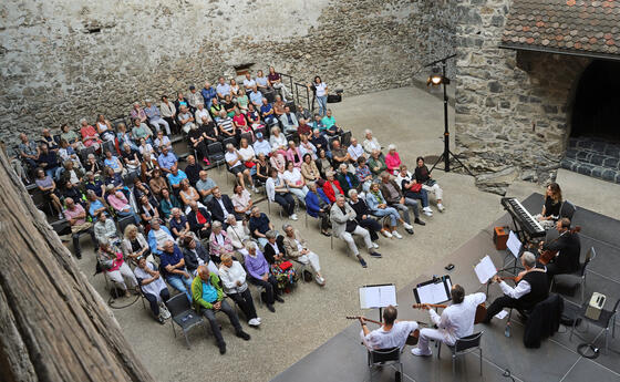 Kultursommer Burg Gutenberg : 100 Jahre Mikis Theodorakis mit &laquo;Tragoudi&raquo; in Balzers