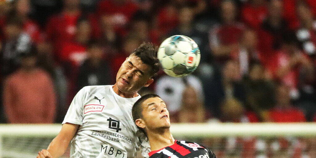 Berkay Sülüngöz steigt höher als der Frankfurter Dejan Joveljic Berkay Sülüngöz steigt höher als der Frankfurter Dejan Joveljic