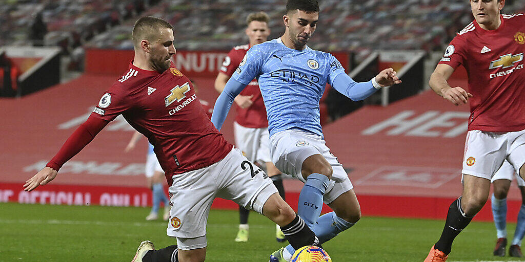 Kampf und Krampf, aber keine Tore: Manchester United (Luke Shaw/links) und Manchester City (Ferran Torres/in Blau) trennen sich 0:0