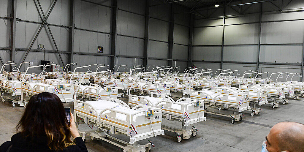 In Prag stehen Betten für ein Behelfskrankenhaus der Armee bereit. Foto: Roman Vondrou?/CTK/dpa