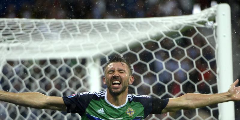 Die Freude von Gareth McAuley nach dem 1:0
