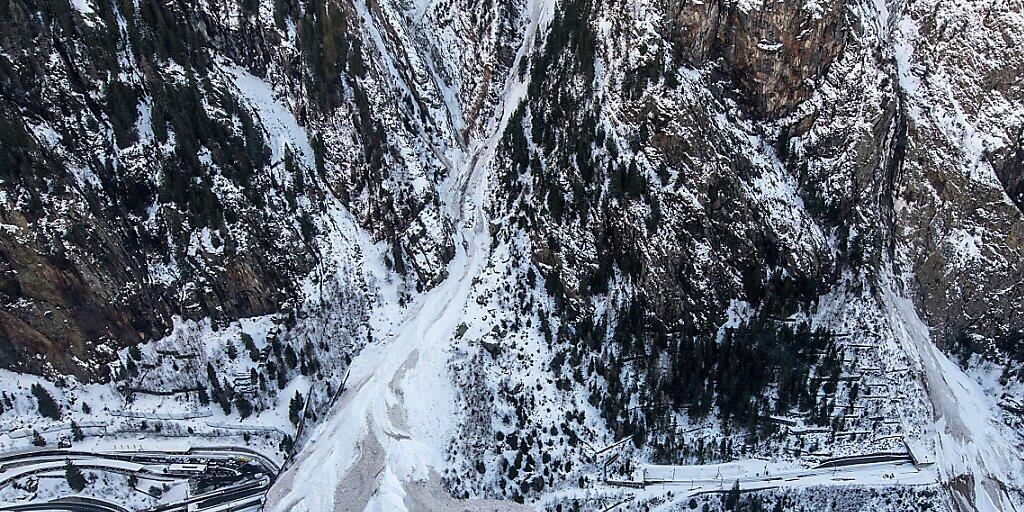 Im Wallis und in Graubünden sind im vergangenen Winter viele grosse und auch sehr grosse Lawinen niedergegangen. Strassen- und Eisenbahngalerien in Goppenstein VS wurden fast vollständig überschüttet. (Archivbild)