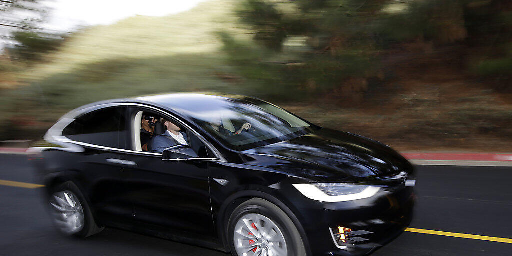 Der Fahrzeughersteller Tesla ruft rund 11'000 Fahrzeuge vom Typ Model X aufgrund von Sitzproblemen zurück. (Symbolbild)