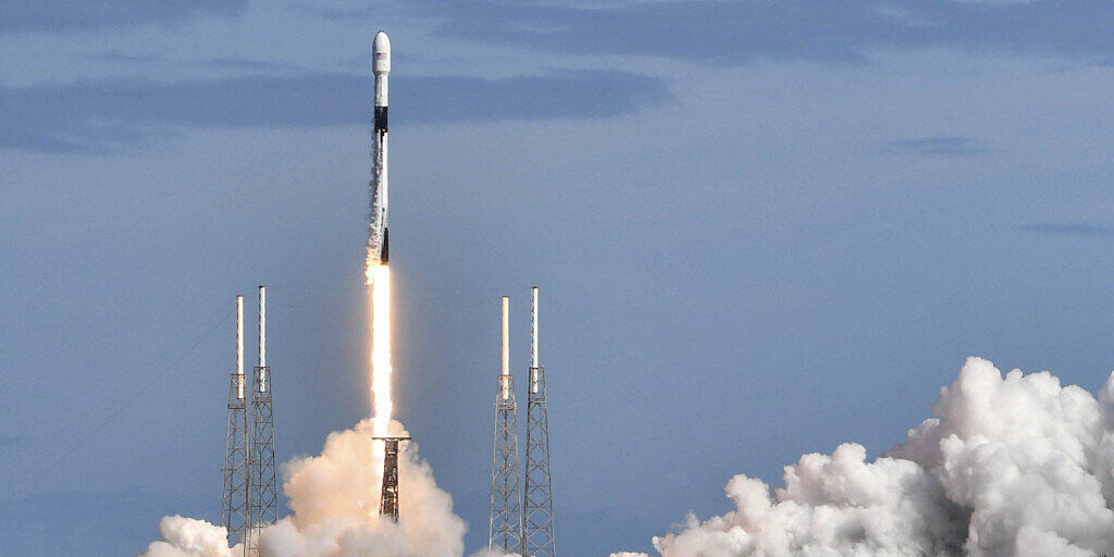 Bringt 60 Mini-Satelliten ins All: Falcon-9-Trägerrakete beim Start vom US-Weltraumbahnhof Cape Canaveral in Florida.