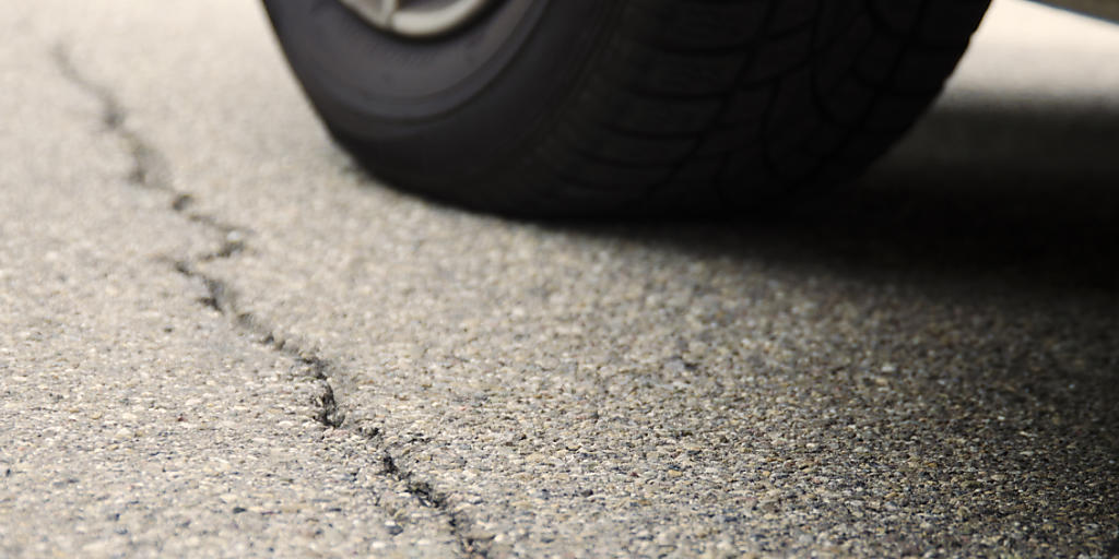 Durch Abnutzung und Temperaturschwankungen wird Asphalt brüchig. Nanopartikel könnten helfen, Risse zu "heilen", bevor sie sichtbar werden.