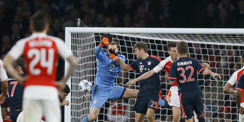 Arsenals Olivier Giroud (verdeckt) trifft zum 1:0 gegen Bayern München.